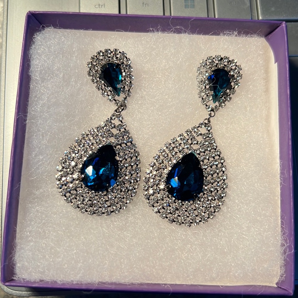 Stunning rhinestone earrings blue stones